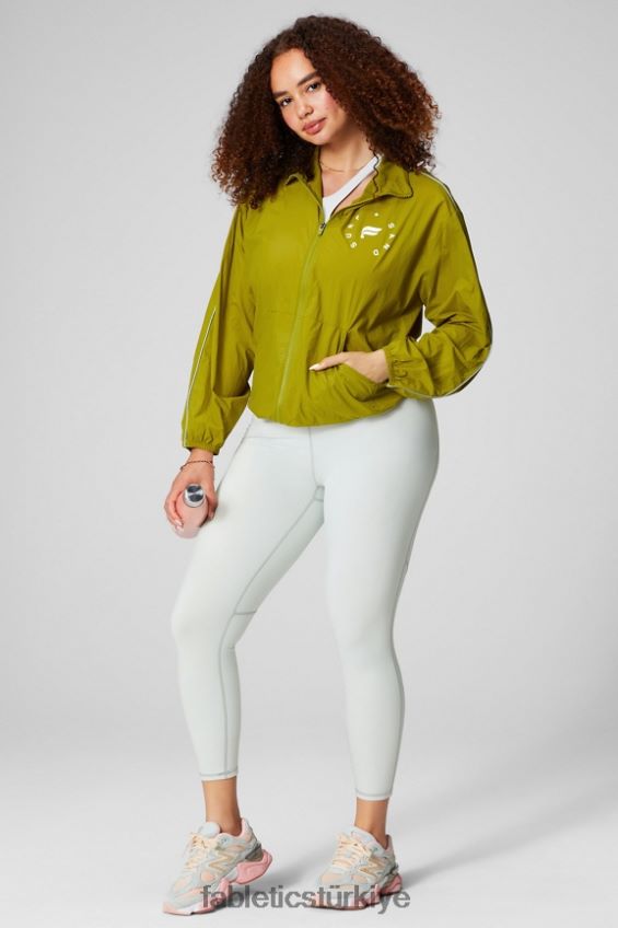 tr Fabletics kadınlar büyük boy flyweight rüzgarlık zeytinlik/yansıtıcı gümüş/grafik 40R06B2735